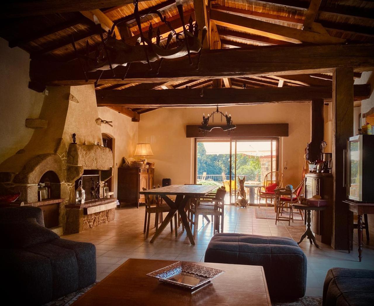 Le Moulin Du Guy, Proche Du Puy Dufou Bed and Breakfast Chanverrie Exteriör bild