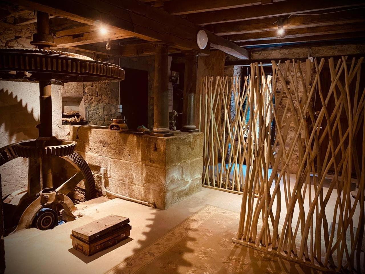 Le Moulin Du Guy, Proche Du Puy Dufou Bed and Breakfast Chanverrie Exteriör bild