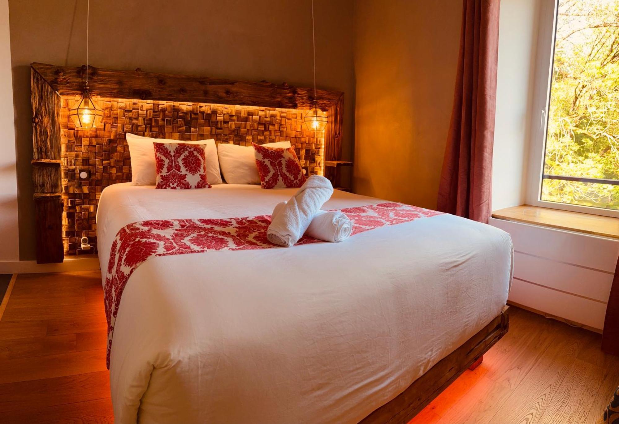 Le Moulin Du Guy, Proche Du Puy Dufou Bed and Breakfast Chanverrie Exteriör bild