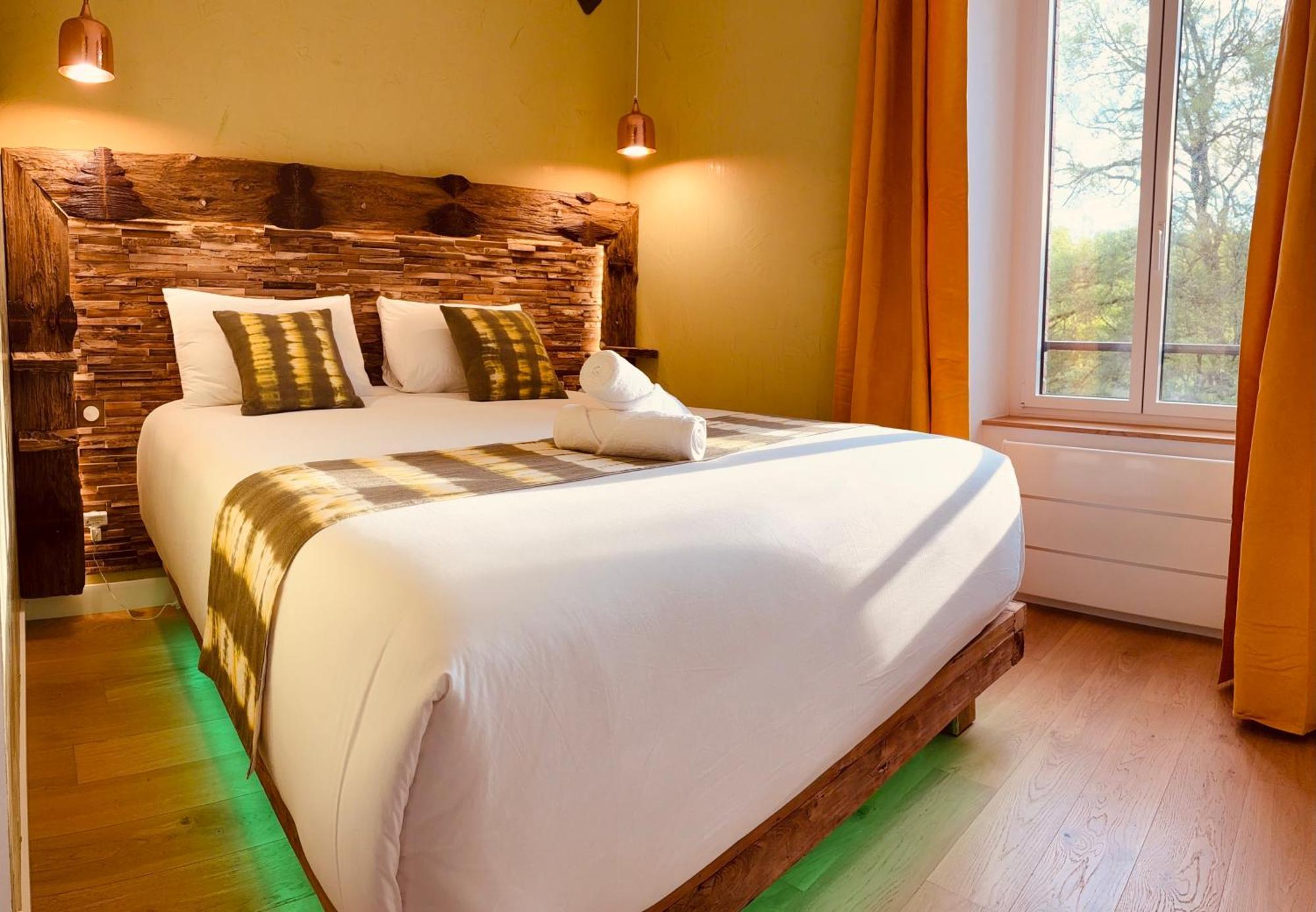 Le Moulin Du Guy, Proche Du Puy Dufou Bed and Breakfast Chanverrie Exteriör bild