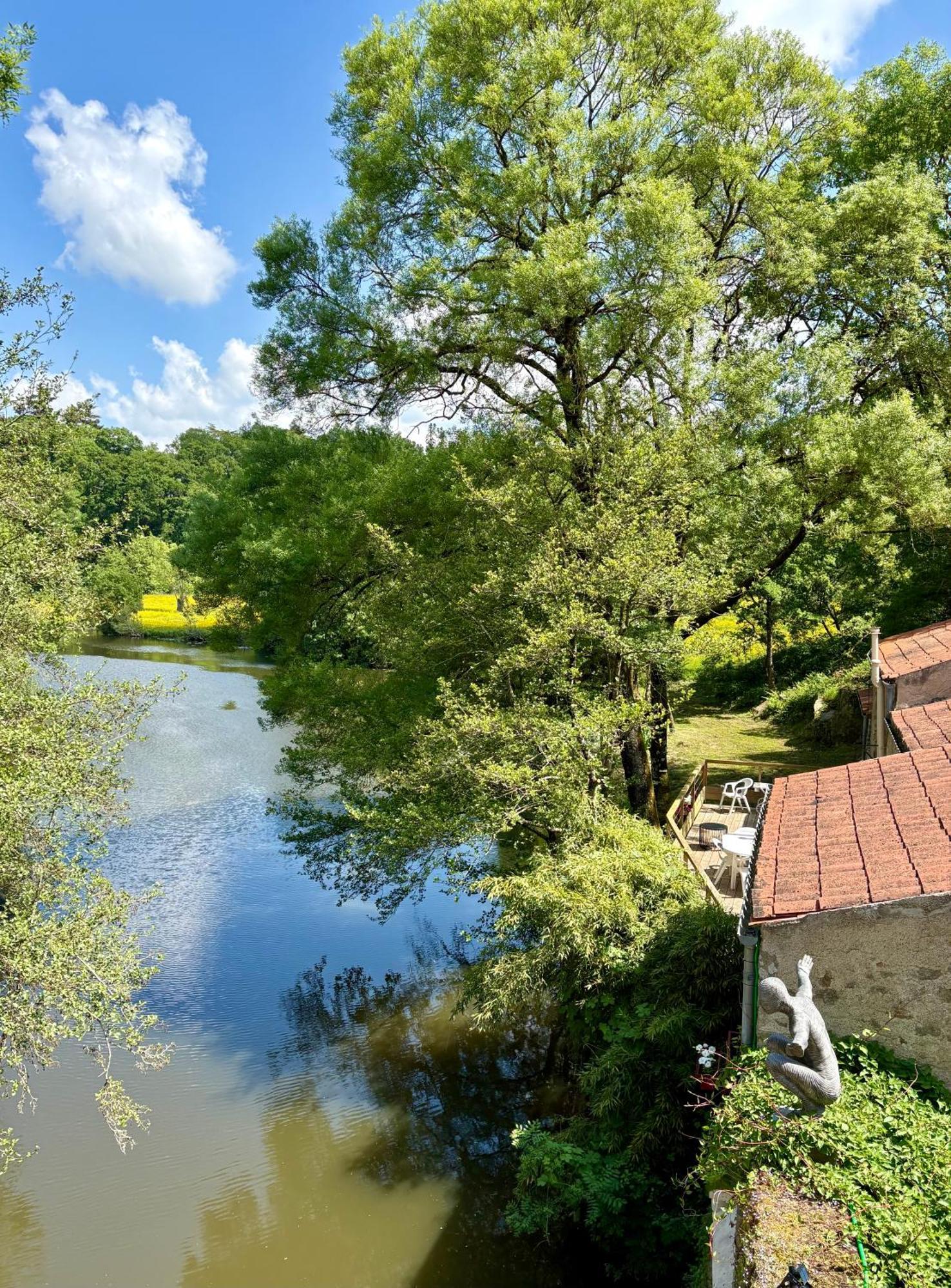 Le Moulin Du Guy, Proche Du Puy Dufou Bed and Breakfast Chanverrie Exteriör bild