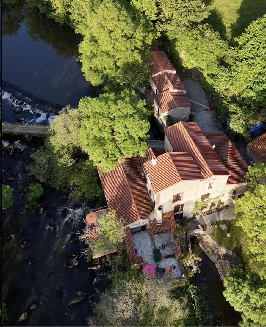 Le Moulin Du Guy, Proche Du Puy Dufou Bed and Breakfast Chanverrie Exteriör bild