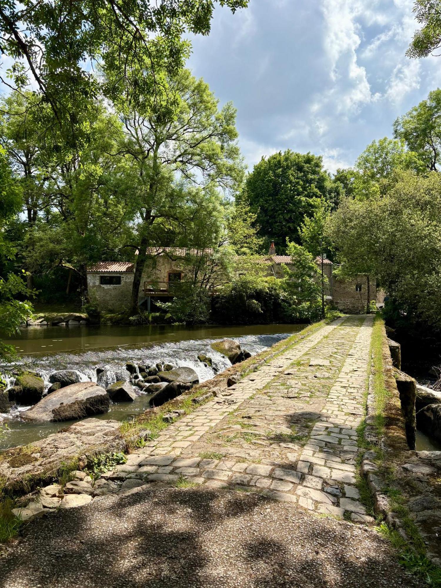 Le Moulin Du Guy, Proche Du Puy Dufou Bed and Breakfast Chanverrie Exteriör bild