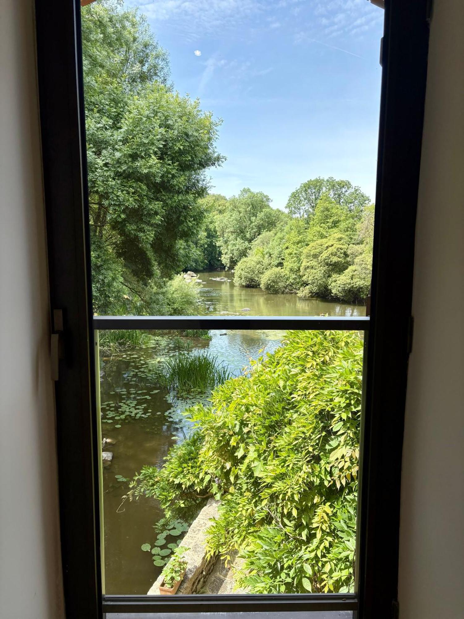 Le Moulin Du Guy, Proche Du Puy Dufou Bed and Breakfast Chanverrie Exteriör bild